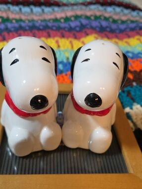 Vintage 1993 Benjamin & Medwin Peanuts Snoopy Salt & Pepper Shaker Set.